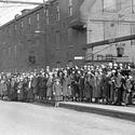 Les allumettières devant la manufacture d’allumettes lors de la contre-grève de 1924.