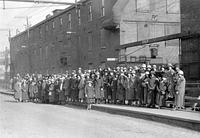 Les allumettières devant la manufacture d’allumettes lors de la contre-grève de 1924.