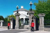 L’entrée principale de Rideau Hall au 1, prom. Sussex (photo source:  https://en.wikipedia.org/wiki/Rideau_Hall#/media/File:10_Rideau_Hall_P1350154.jpg)